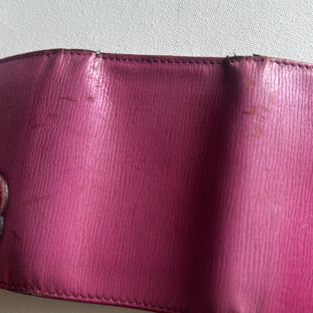 Gucci Magenta Key Holder with Heart Emblem - Picture 7 of 11